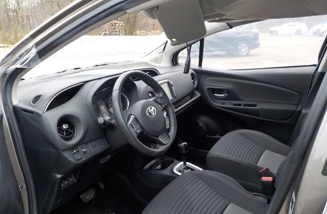 Toyota Yaris cena 18900 przebieg: 94143, rok produkcji 2017 z Września małe 254